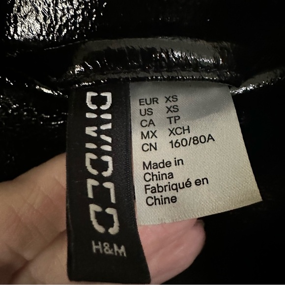 H&M Black Quilted Puffer Vest with Stand-Up Collar - Picture 3 of 4